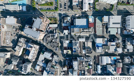 無人機拍攝的現代城市和道路鳥瞰圖 134327590