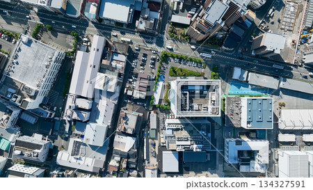 無人機拍攝的現代城市和道路鳥瞰圖 134327591