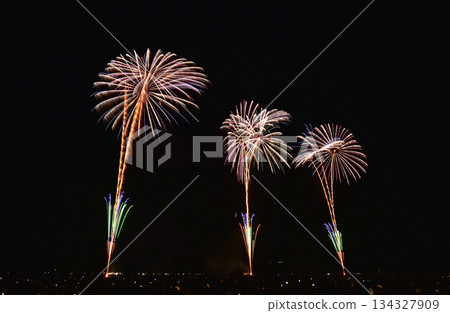 夜空中閃爍的煙火 134327909
