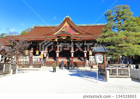【京都府】晴朗天氣下的北野天滿宮正殿(拜殿) 【京都府】晴朗天氣下的北野天滿宮正殿(拜殿) 134328001
