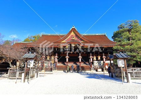 【京都府】晴朗天氣下的北野天滿宮正殿(拜殿) 【京都府】晴朗天氣下的北野天滿宮正殿(拜殿) 134328003