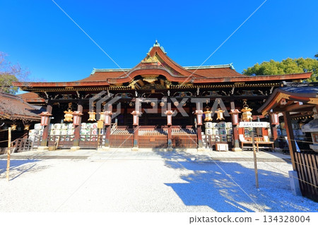 【京都府】晴朗天氣下的北野天滿宮正殿（拜殿） 134328004