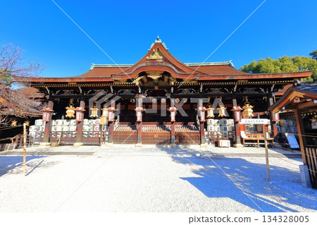 【京都府】晴朗天氣下的北野天滿宮正殿(拜殿) 【京都府】晴朗天氣下的北野天滿宮正殿(拜殿) 134328005