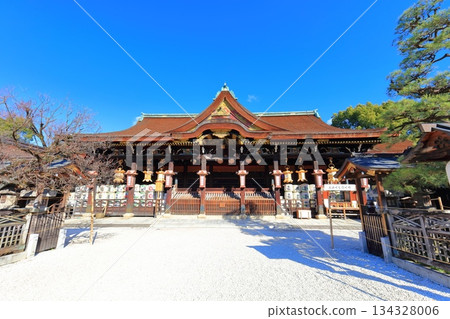 【京都府】晴朗天氣下的北野天滿宮正殿（拜殿） 134328006