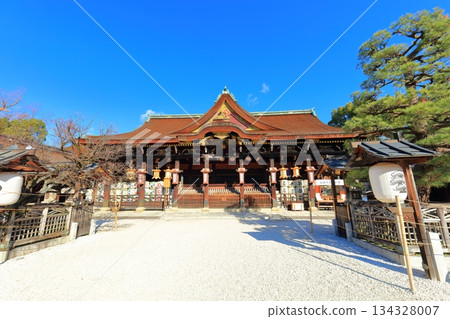 【京都府】晴朗天氣下的北野天滿宮正殿(拜殿) 【京都府】晴朗天氣下的北野天滿宮正殿(拜殿) 134328007