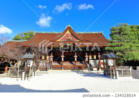 【京都府】晴朗天氣下的北野天滿宮正殿(拜殿) 【京都府】晴朗天氣下的北野天滿宮正殿(拜殿) 134328014