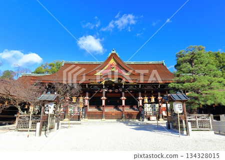 【京都府】晴朗天氣下的北野天滿宮正殿（拜殿） 134328015