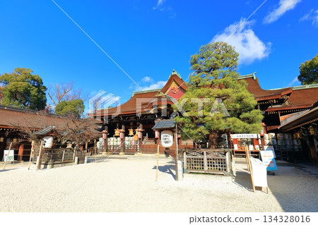 【京都府】晴朗天氣下的北野天滿宮正殿（拜殿） 134328016