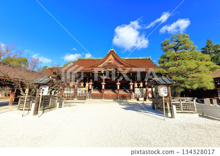 [Kyoto Prefecture] Kitano Tenmangu Shrine's main hall (haiden) on a clear day 134328017