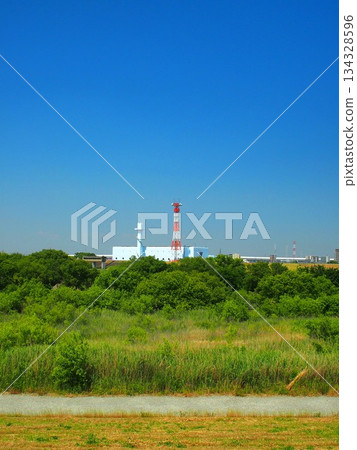 初夏時節，從江戶川河岸望去，可以看到河床和對岸的排水泵站。 134328596