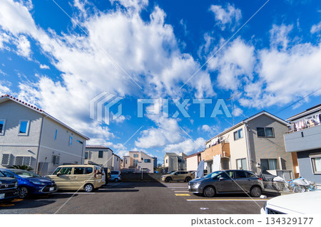 藍天下的住宅區和停車場 藍天下的住宅區和停車場 134329177