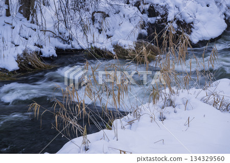 山間溪被雪覆蓋 134329560