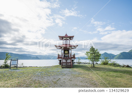 北海道洞爺湖畔的洞爺湖町浮見堂 北海道洞爺湖畔的洞爺湖町浮見堂 134329629