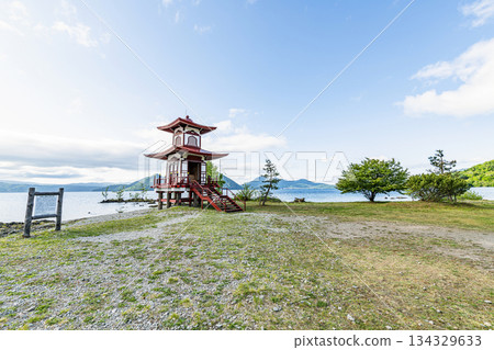 北海道洞爺湖畔的洞爺湖町浮見堂 北海道洞爺湖畔的洞爺湖町浮見堂 134329633