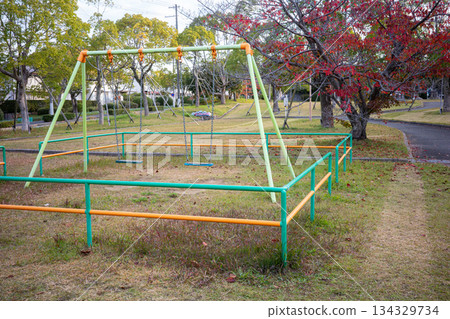 秋季公園的遊樂設施、鞦韆和落葉 秋季公園的遊樂設施、鞦韆和落葉 134329734