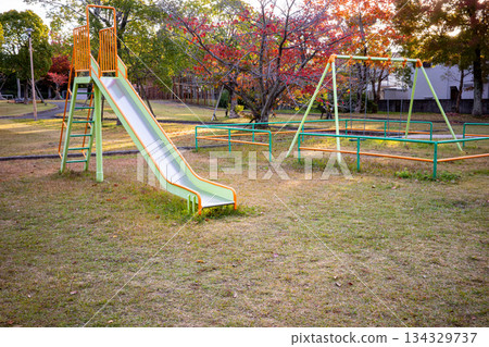 秋季公園的遊樂設施、鞦韆和落葉 秋季公園的遊樂設施、鞦韆和落葉 134329737
