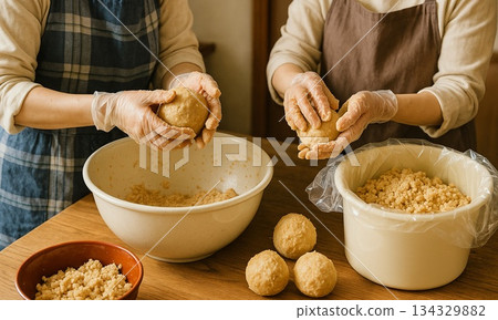 手工製作味噌-一種傳統的日本發酵食品 手工製作味噌-一種傳統的日本發酵食品 134329882