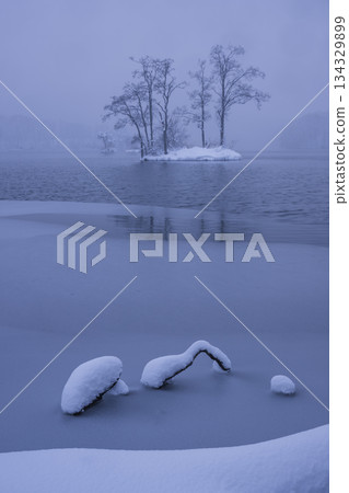 一個夢幻般的湖泊籠罩在霧中 134329899