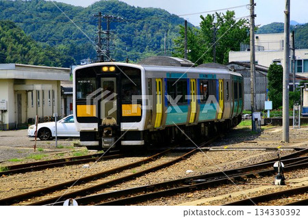 Stopping at the Suigun Line, Katsuta Vehicle Center Daigo Branch... "Kiha E130 Series" 134330392