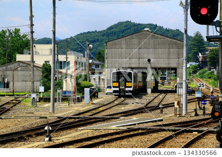 The Suigun Line "Kiha E130 series" stops at the Katsuta Rolling Stock Center Daigo Branch. 134330566