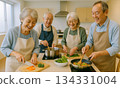 老人烹飪，老人家穿著圍裙，一起享受烹飪的樂趣。 134331004