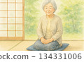 一位老婦人平靜地坐在日式房間的墊子上，面帶微笑。 134331006