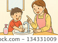 插圖描繪了一個孩子學習洗手，一位幼兒園老師正在溫柔地指導他。 134331009