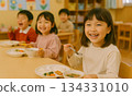 笑容燦爛的幼兒園小朋友們正在享用學校午餐 134331010