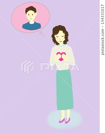 一位女士想起男友，臉頰泛紅，緊緊抱著禮物。 134331017