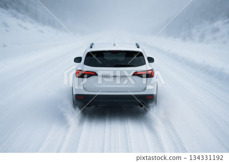 雪路上的汽車行駛場景 134331192