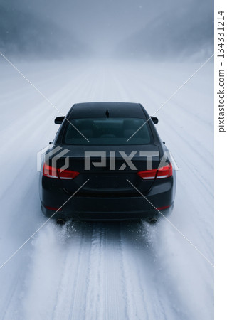 雪路上的汽車行駛場景 134331214