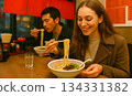 外國遊客正在享用博多拉麵 134331382