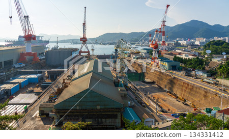 廣島縣吳港的造船廠裡,一排排造船起重機整齊排列。 廣島縣吳港的造船廠裡,一排排造船起重機整齊排列。 134331412
