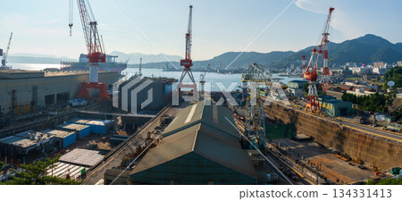 廣島縣吳港的造船廠裡，一排排造船起重機整齊排列。 134331413
