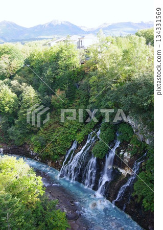 北海道美瑛町:白須瀑布和美瑛山迎來了它的初雪 北海道美瑛町:白須瀑布和美瑛山迎來了它的初雪 134331569