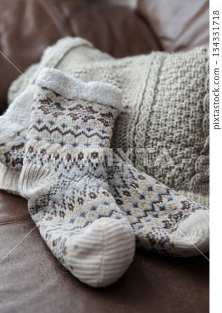 沙發上放著毯子和暖和的襪子。 134331718