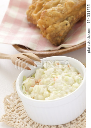 涼拌高麗菜和炸雞 涼拌高麗菜和炸雞 134331735