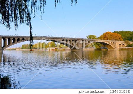 伊川的石橋倒映在水面上 134331938