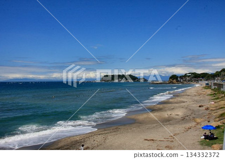 Enoshima: crashing waves and the bustle of surfers 134332372