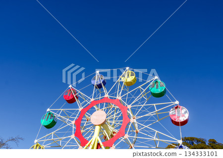 Colorful gondolas with a blue sky in the background [Ferris wheel] 134333101
