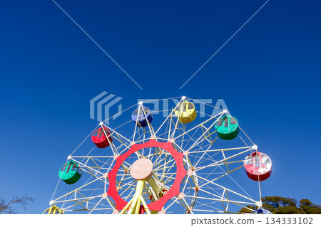 色彩繽紛的纜車，背景是藍天 [摩天輪] 134333102