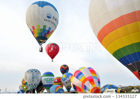 Hot air balloon · balloon Hot air balloon · balloon 134333127
