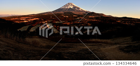 從阿席達卡山脈越前山鳥離木高原展望台拍攝的富士山全景照片，沐浴在晨曦之中。 134334646