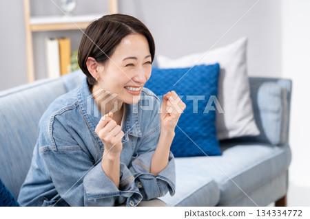 女性在觀看體育比賽時歡呼 134334772