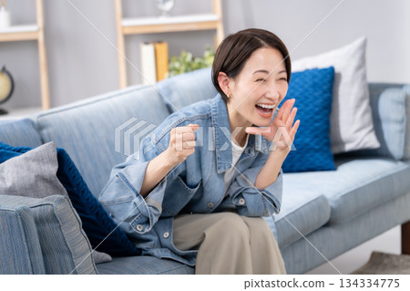 女性在觀看體育比賽時歡呼 134334775