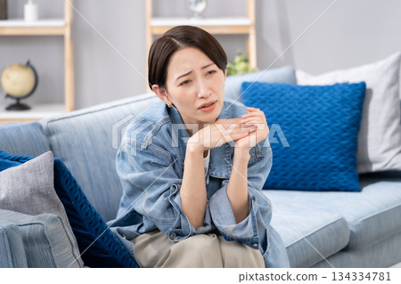 失望的女子觀看體育比賽 134334781