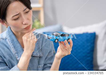 女人擔心汽車問題 134334785