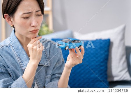 女人擔心汽車問題 134334786