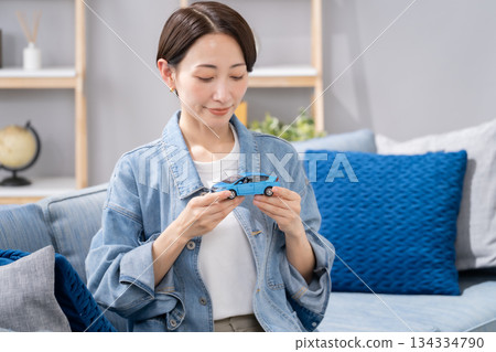 Woman car smile 134334790