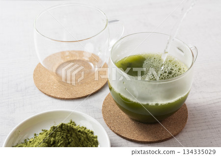 將熱水倒入綠茶粉中。 134335029